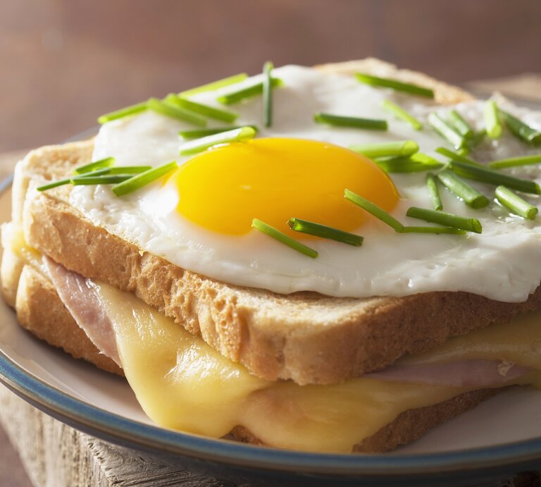 Das Sandwich mit Spiegelei und Schnittlauch belegt in Nahaufnahme direkt von vorne fotografiert. | © StockFood / Miltsova, Olga
