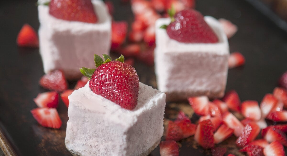Gefrorene Erdbeer-Joghurthäppchen / frische Erdbeerstückchen / Nahaufnahme / Schräe Draufsicht | © © Stockfood