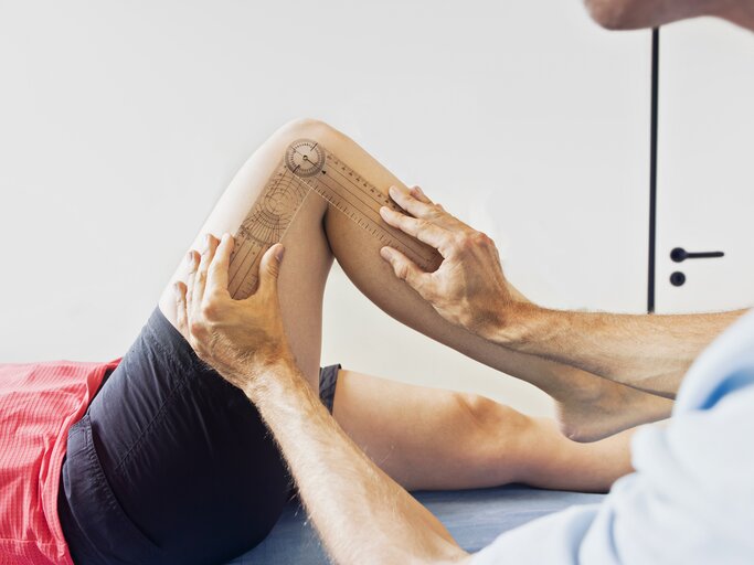 Koxarthrose (Hüftgelenks-Arthrose): Der Verschleiß des Hüftgelenks ist eine relativ häufige Form von Arthrose, in der Medizin wird sie als Koxarthrose bezeichnet. Über Jahre hinweg schreitet die Abnutzung des Gelenks immer voran. Die Symptome sind starke Schmerzen in der Hüfte, eine eingeschränkte Beweglichkeit und in schweren Fällen sogar eine Versteifung des Gelenks. Obwohl die Arthrose meist erst im höheren Erwachsenenalter in Erscheinung tritt, ist sie kein reines Altersleiden. Untersuchungen haben gezeigt, dass bei mehr als der Hälfte aller Menschen die Abnutzung der Gelenke bereits ab dem 35. Lebensjahr beginnt. | © iStock/Jan-Otto