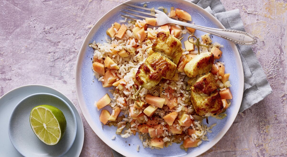 Hähnchen-Spieße mit Papaya-Reis angerichtet auf einem Teller. | © Eat Club; Isabell Triemer