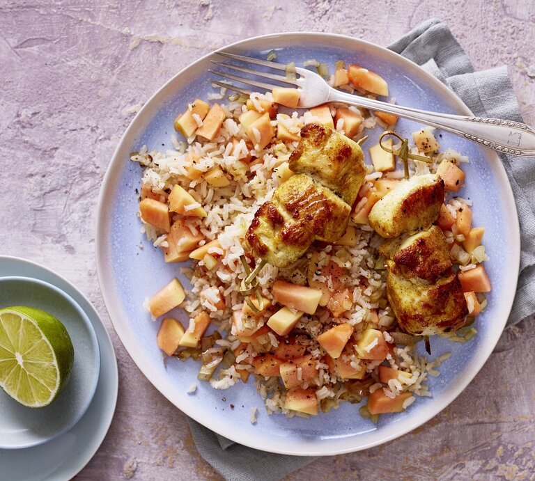 Hähnchen-Spieße mit Papaya-Reis angerichtet auf einem Teller. | © Eat Club; Isabell Triemer