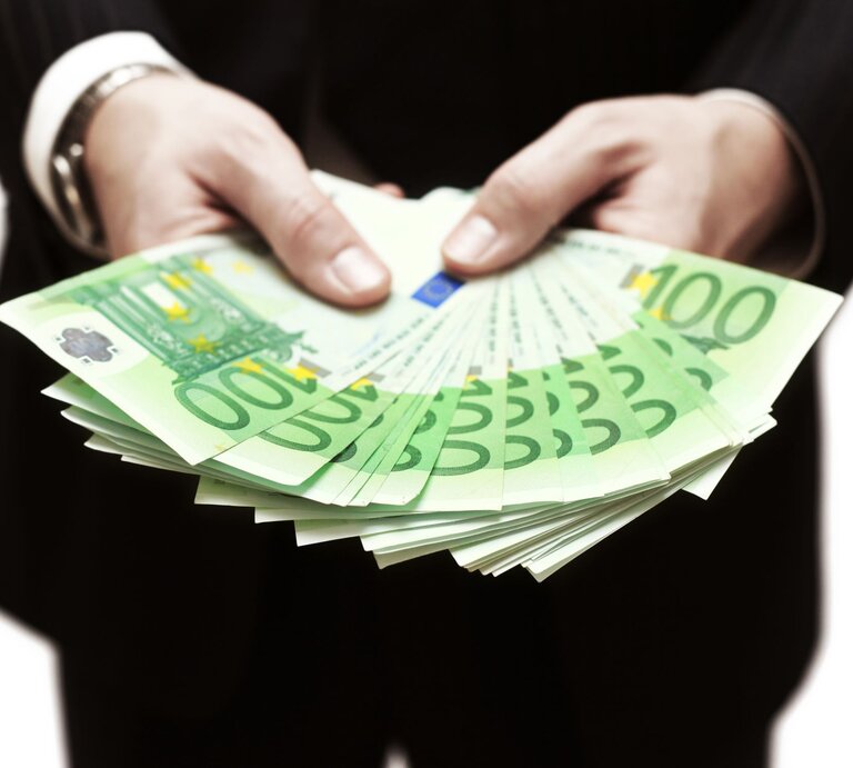 Zwei Hände voller Geld werden in die Kamera gehalten | © gettyimages/	aristotoo