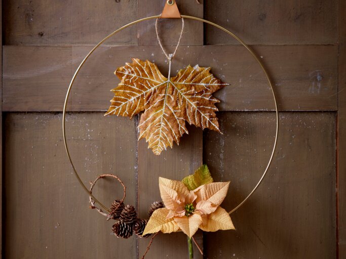 <Weihnachtlicher Türschmuck mit Weihnachtsstern im Landhausstil. | © starsuniteeurope.eu