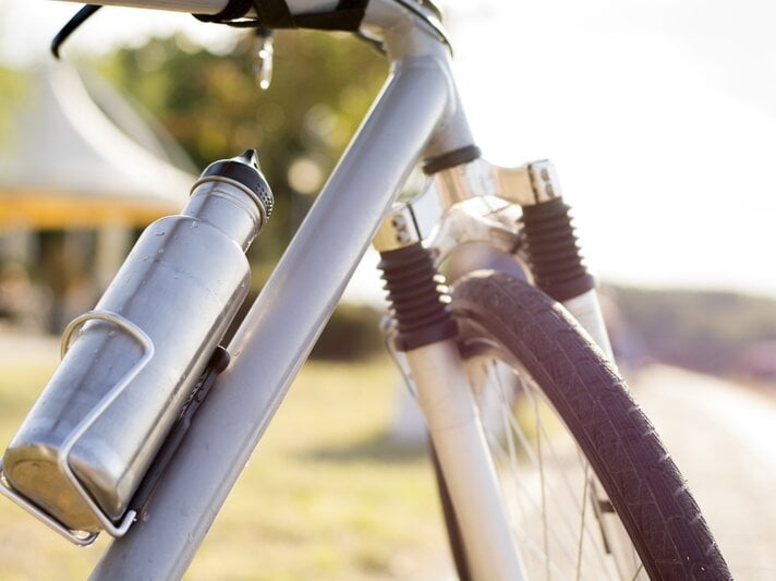 Eine Trinkflasche am Fahrrad. | © iStock.com / milicad