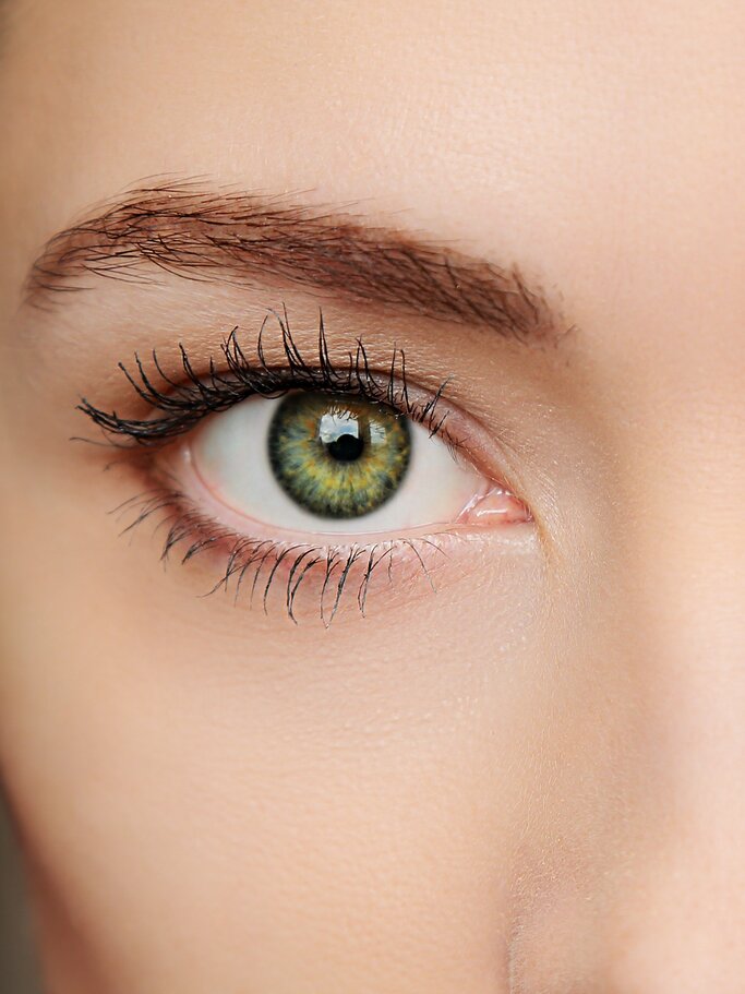 Grünes, geschminktes Auge einer Frau | © iStock / Nastia11 