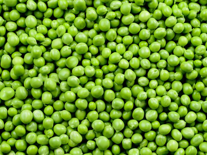 Zahlreiche Erbsen liegen dicht beieinander. | © Shutterstock/MarcoFood