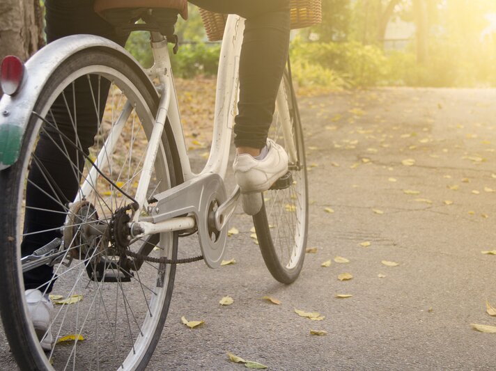 Rückansicht eines Fahrrad fahrenden Menschen. | © iStock/googibga