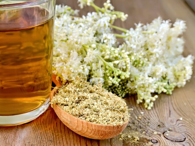 Mädesüßtee | © iStock/rezkrr