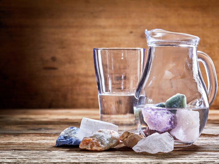 Heilsteine-Wasser | © Shutterstock/stockcreations