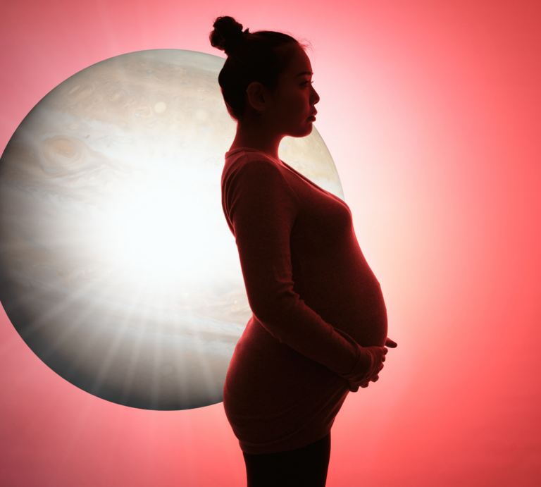 Schwangere Frau mit Mond im Hintergrund. | © Maki Nakamura/Gettyimages, yamonstro, dominatearc via Canva.com [M]