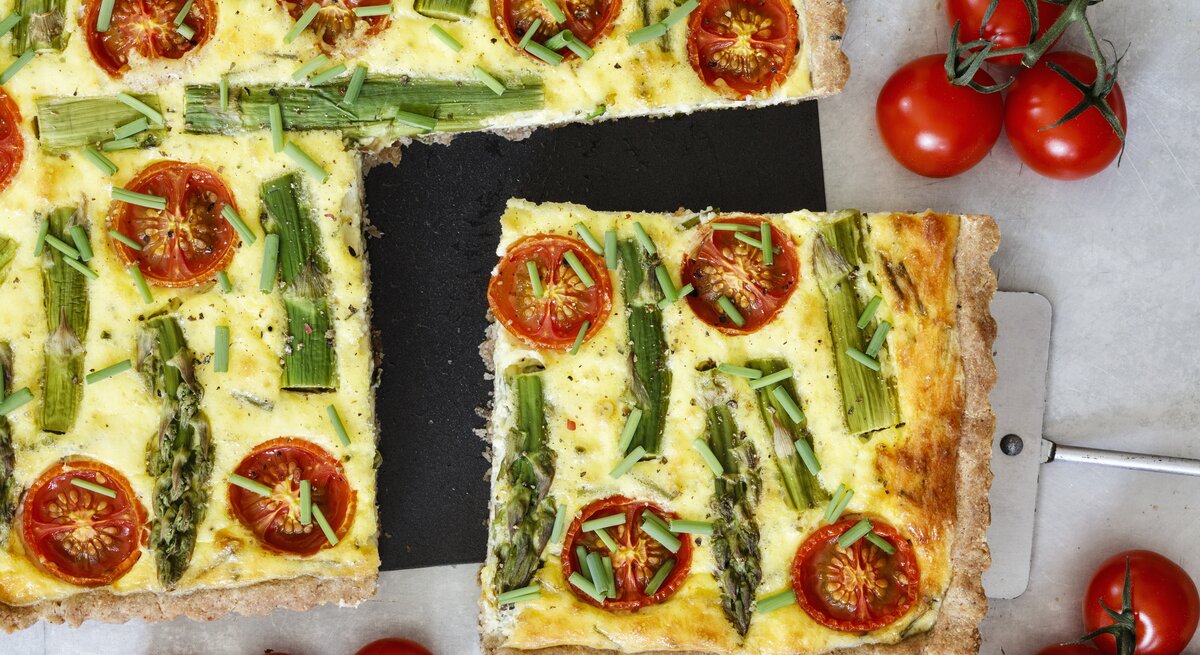 Spargelquiche mit Feta und Tomaten