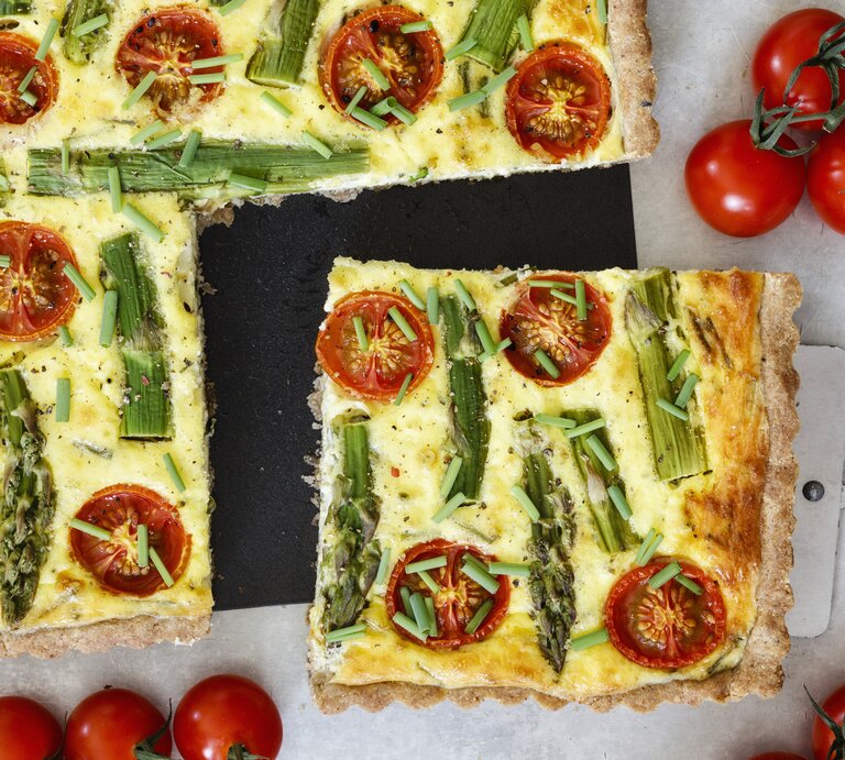 Spargelquiche mit Feta und Tomaten | © Getty Images/Westend61