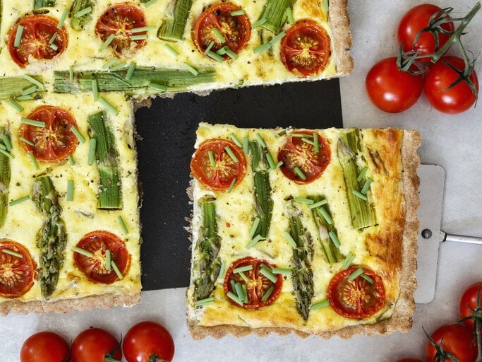 Spargelquiche mit Feta und Tomaten | © Getty Images/Westend61