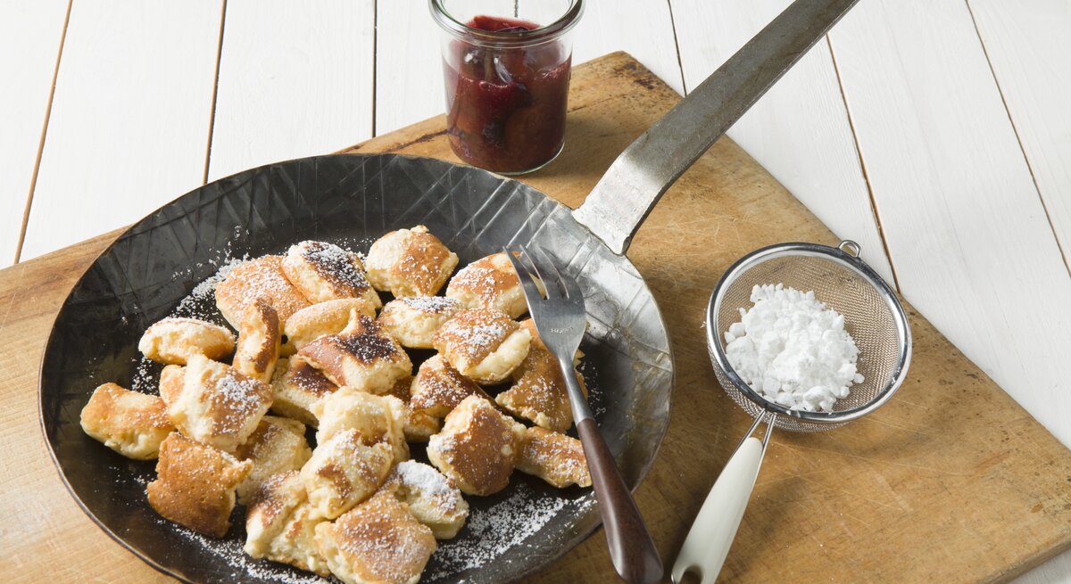 Teller voll Kaiserschmarrn mit Zwetschgen