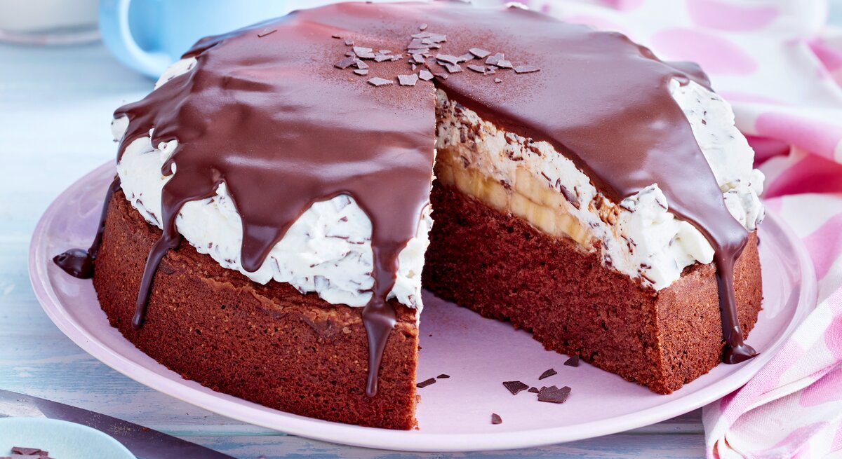 Bananen-Schoko-Torte auf Kaffeetisch