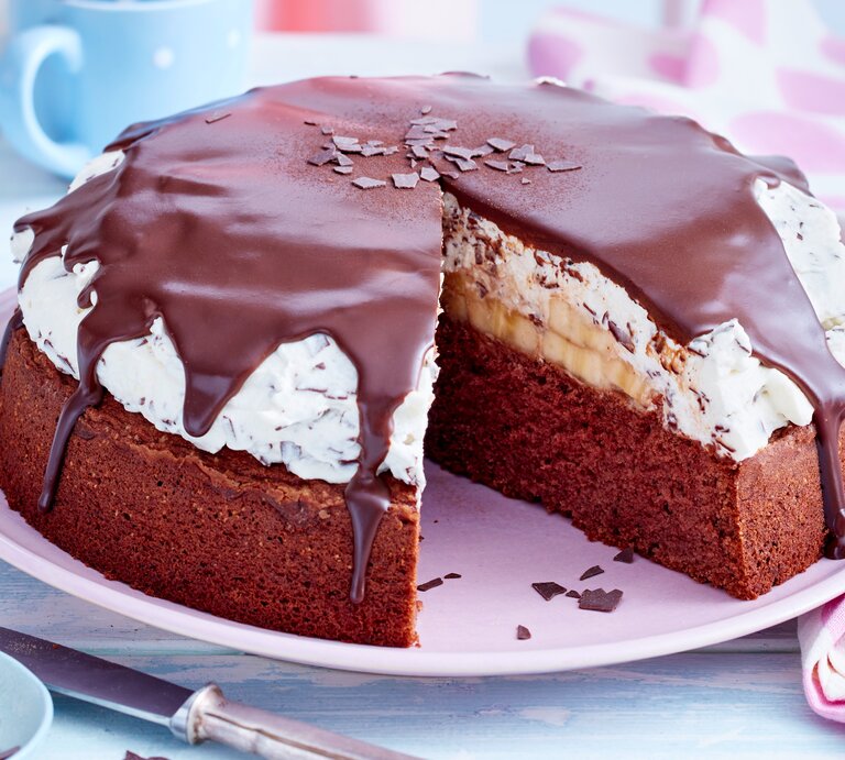 Bananen-Schoko-Torte auf Kaffeetisch | © EAT CLUB / Isabell Triemer
