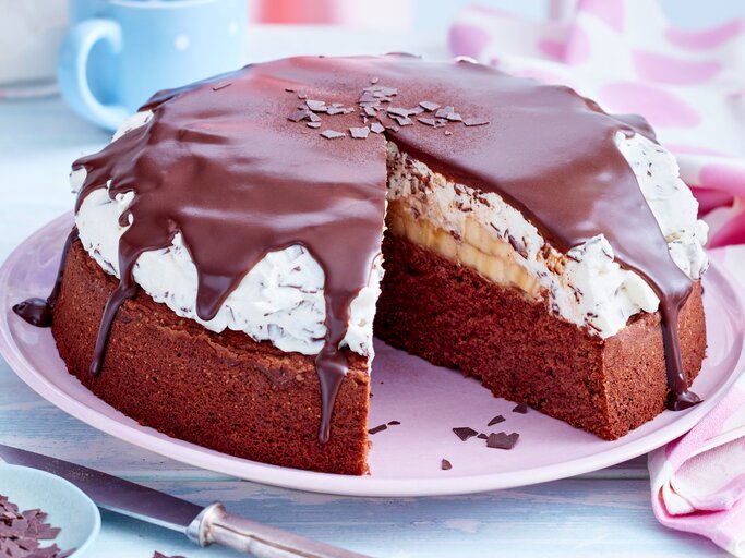 Bananen-Schoko-Torte auf Kaffeetisch | © EAT CLUB / Isabell Triemer