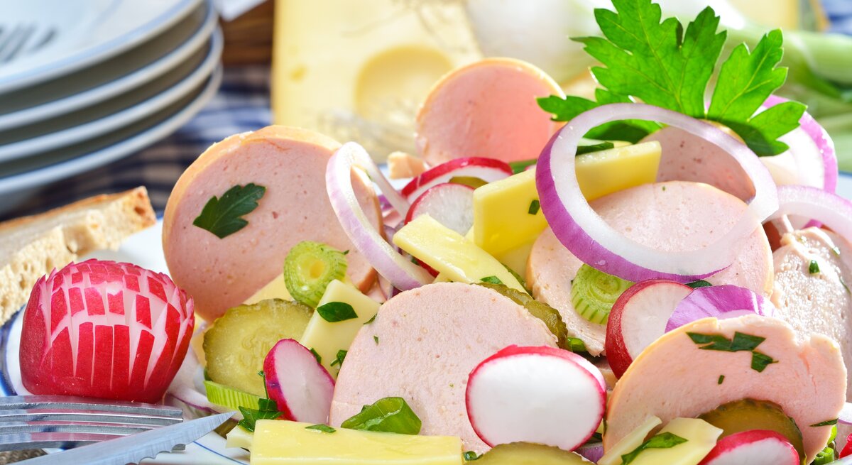 Bayrischer Wurstsalat auf Teller. 