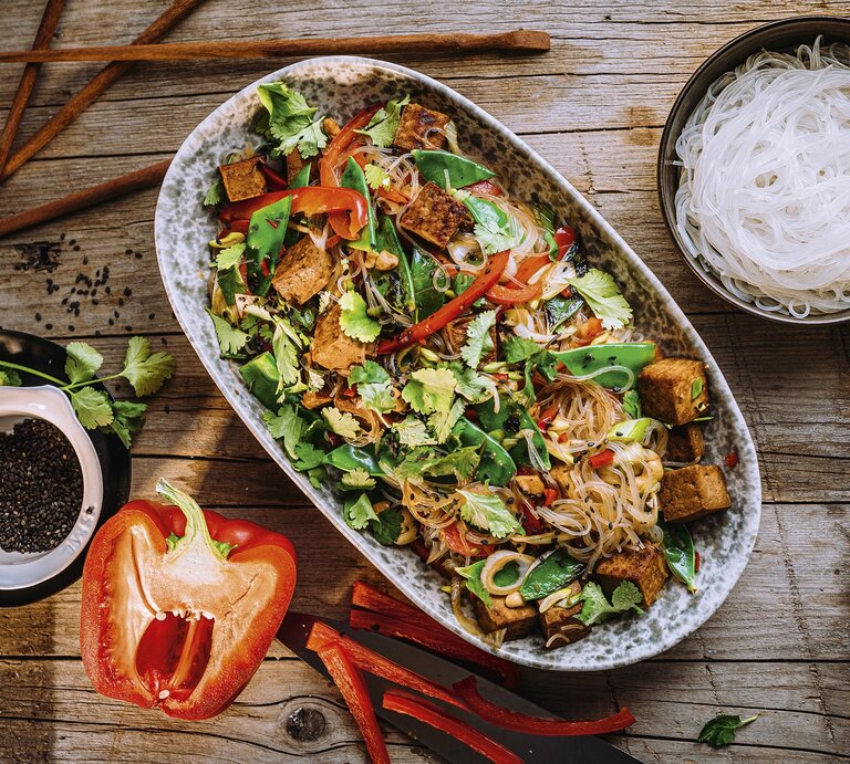 Asia Glasnudelsalat mit Cashewkernen | © Konstantin Reyer für ZS-Verlag