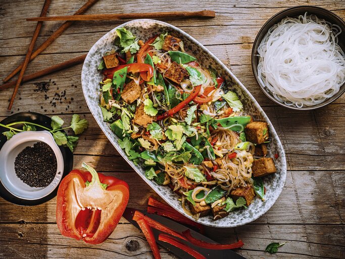 Asia Glasnudelsalat mit Cashewkernen | © Konstantin Reyer für ZS-Verlag