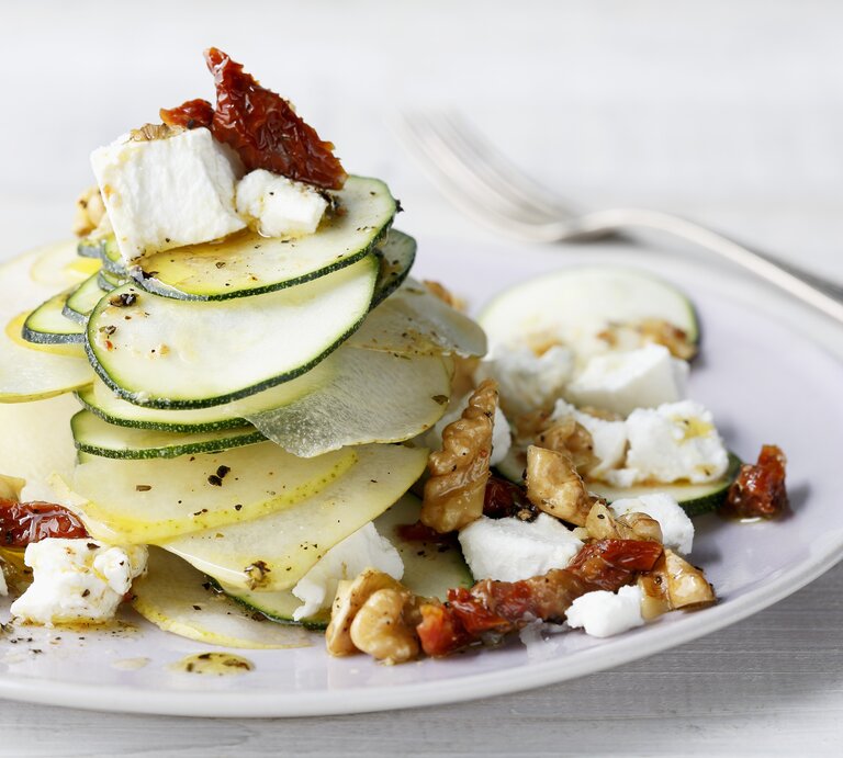 Ein  Teller belegt mit Birnen-Salat mit Zucchini, Ziegenfrischkäse und Walnüssen. | © StockFood / Gräfe & Unzer Verlag / mona binner PHOTOGRAPHIE