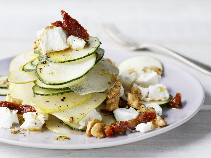Ein  Teller belegt mit Birnen-Salat mit Zucchini, Ziegenfrischkäse und Walnüssen. | © StockFood / Gräfe & Unzer Verlag / mona binner PHOTOGRAPHIE