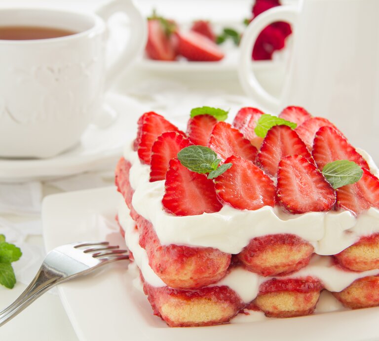 Geschichtetes Erdbeer-Tiramisu mit frischen Früchten, Creme und Biskuit. | © iStock/ Lesyy