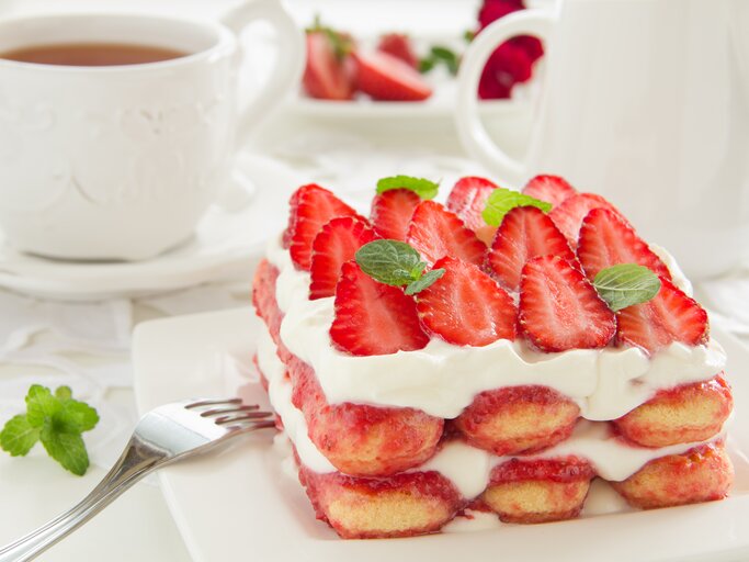 Geschichtetes Erdbeer-Tiramisu mit frischen Früchten, Creme und Biskuit. | © iStock/ Lesyy