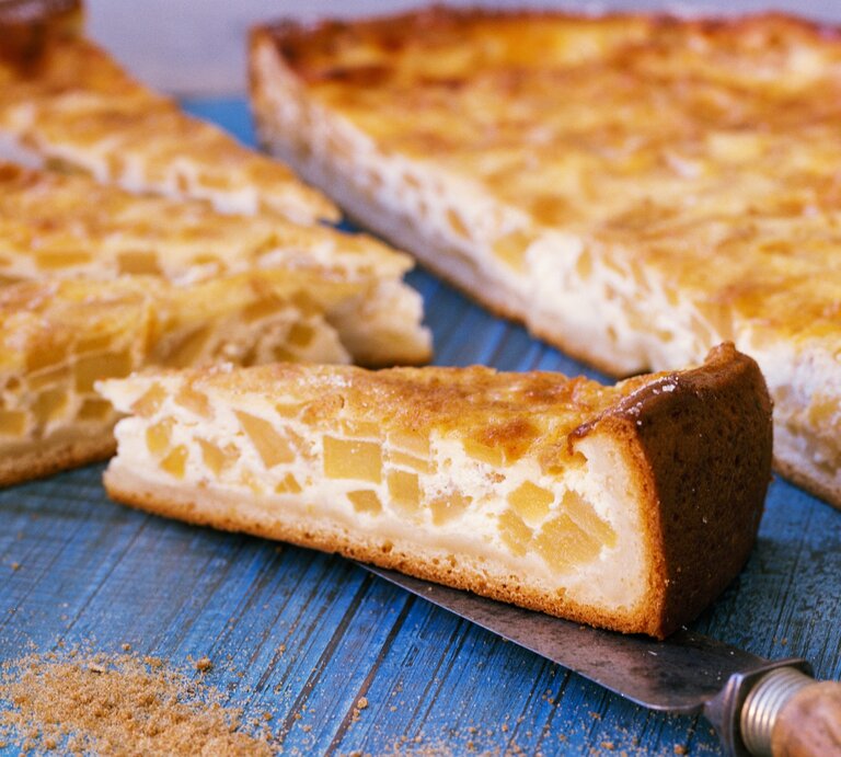 Einige Stücken vom hesssischen Schmandkuchen auf einem blauen Holztisch. | © StockFood / Hoffmann, Matthias