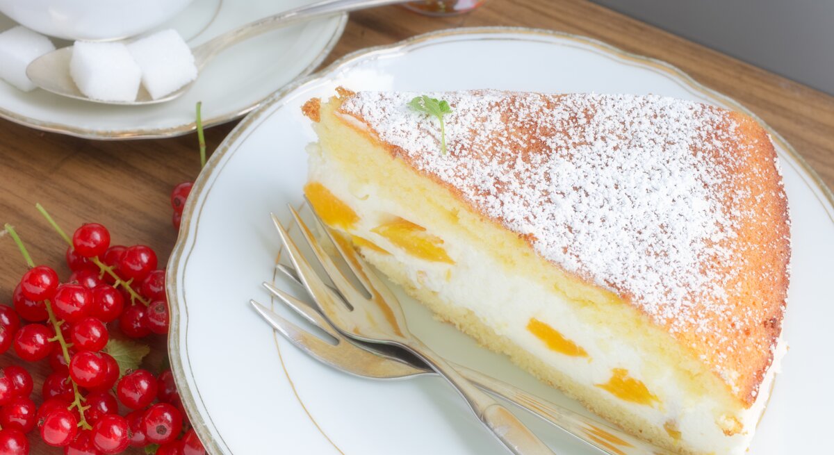 Sieht super aus, ist schnell gemacht und schmeckt einfach köstlich: Schmandtorte mit Biskuitteig und Pfirsich. 