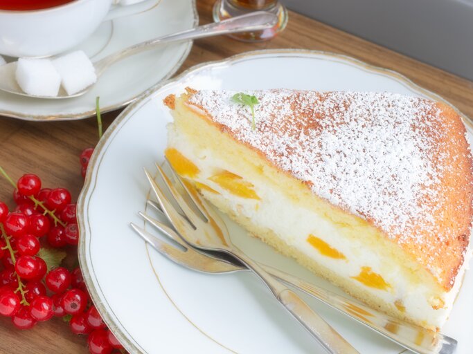 Sieht super aus, ist schnell gemacht und schmeckt einfach köstlich: Schmandtorte mit Biskuitteig und Pfirsich.  | © iStock/ Atide
