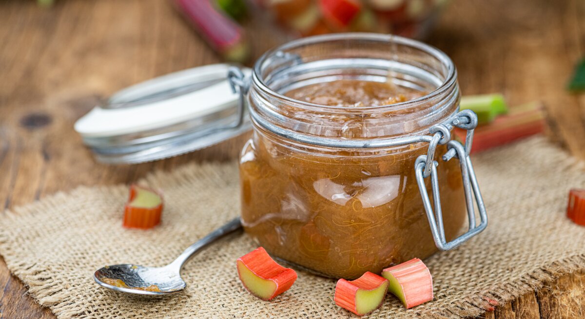 Ein Marmeladen-Glas mit einer Rhabarber-Apfel Marmelade