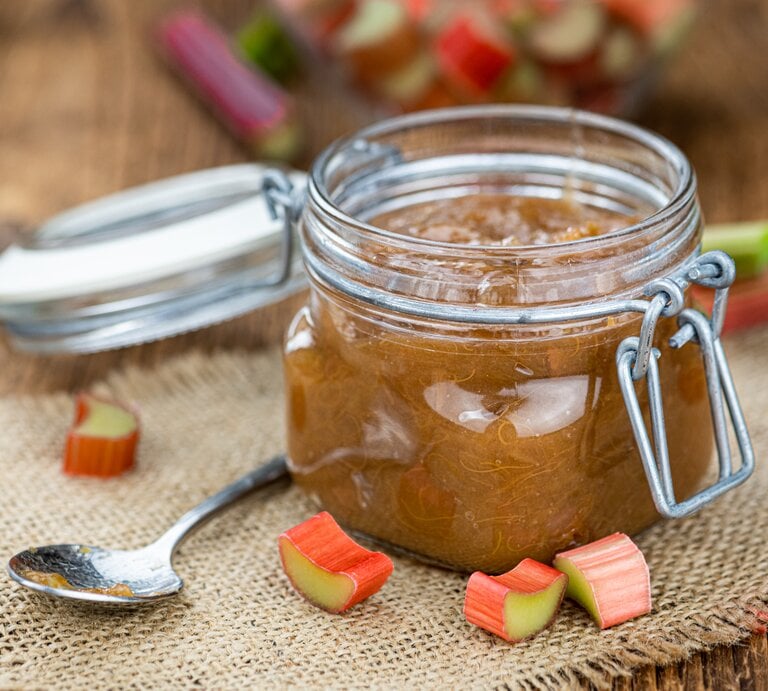 Ein Marmeladen-Glas mit einer Rhabarber-Apfel Marmelade | © Getty Images/iStockphoto