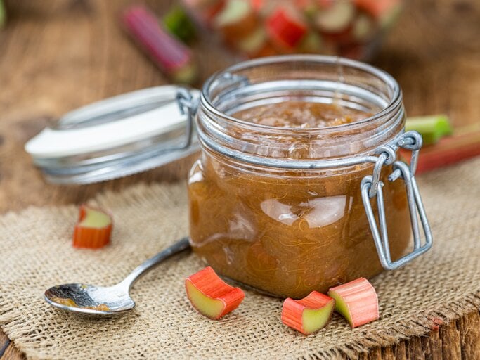Ein Marmeladen-Glas mit einer Rhabarber-Apfel Marmelade | © Getty Images/iStockphoto