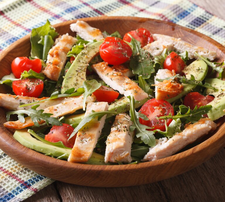 Avocadosalat mit Geflügel | © iStock/ALLEKO