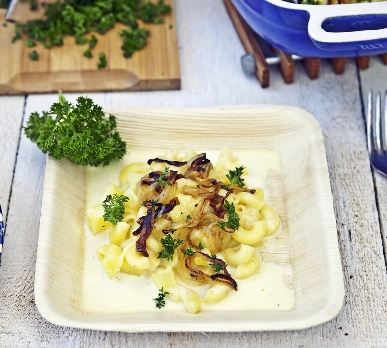 Ein Holzschälchen mit dem Rezept auf einem hellen, weißen Holztisch. | © StockFood / Rees, Peter