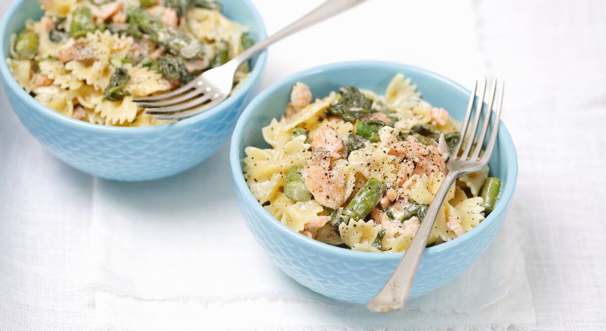 Gutes kann so einfach gehen. So wie dieses Rezept für Pasta mit Lachs-Sahne-Soße und grünem Spargel.