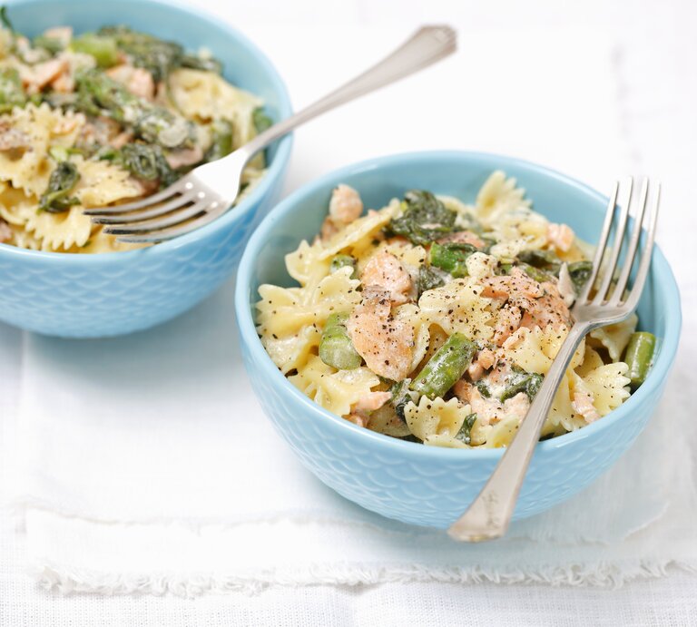 Gutes kann so einfach gehen. So wie dieses Rezept für Pasta mit Lachs-Sahne-Soße und grünem Spargel. | © StockFood / Castilho, Rua