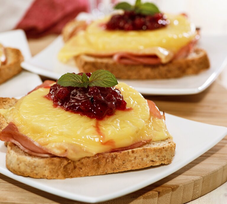 Das Toast Hawaii auf einem weißen Teller und Holzuntergrund. Alles von der Seite fotografiert. | © iStock/HandmadePictures