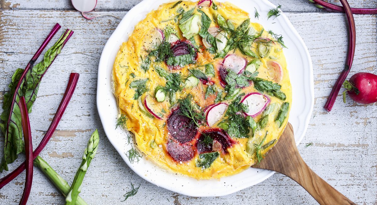 Frittata mit Radieschen, Spargel und roter Beete / Teller / frischer grüner Spargel / Draufsicht | © StockFood / Bumann, Tina