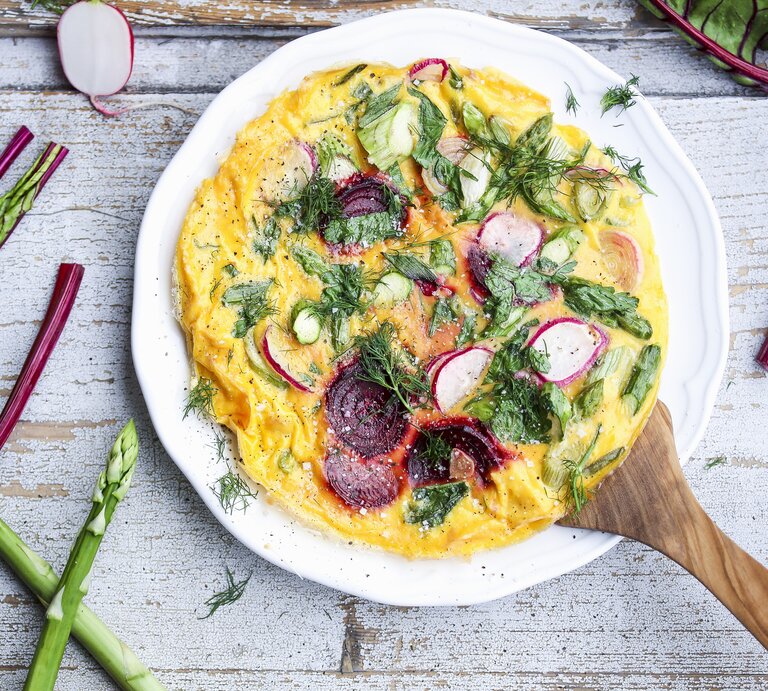 Frittata mit Radieschen, Spargel und roter Beete / Teller / frischer grüner Spargel / Draufsicht | © StockFood / Bumann, Tina