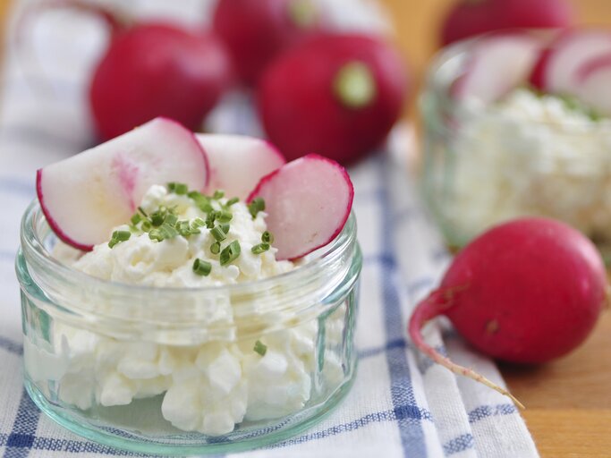 150 g Radieschen haben 21 kcal. Mit 1 EL Kräuterquark (30 % Fett) angerichtet, kommen sie auf 51 kcal. | © iStock/A_Lein