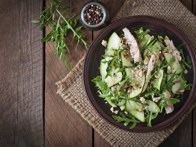 Ein Salat aus 50 g Kopfsalat, 50 g Eisberg, 1 Tomate und 1 EL Joghurtdressing hat 68 kcal. | © iStock/Elena_Danileiko