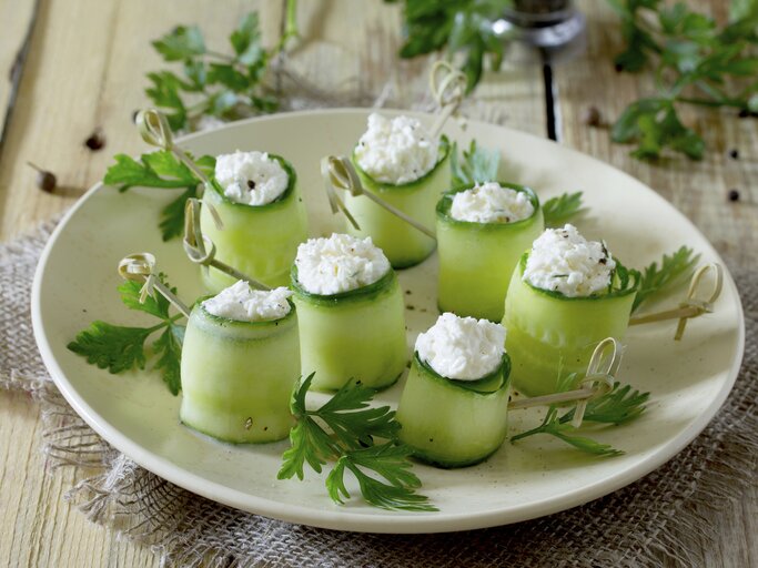 200 g Gurke haben 24 kcal. Mit 2 EL Kräuterquark (30 % Fett) kommen Sie auf 84 kcal. | © iStock/elena_hramowa