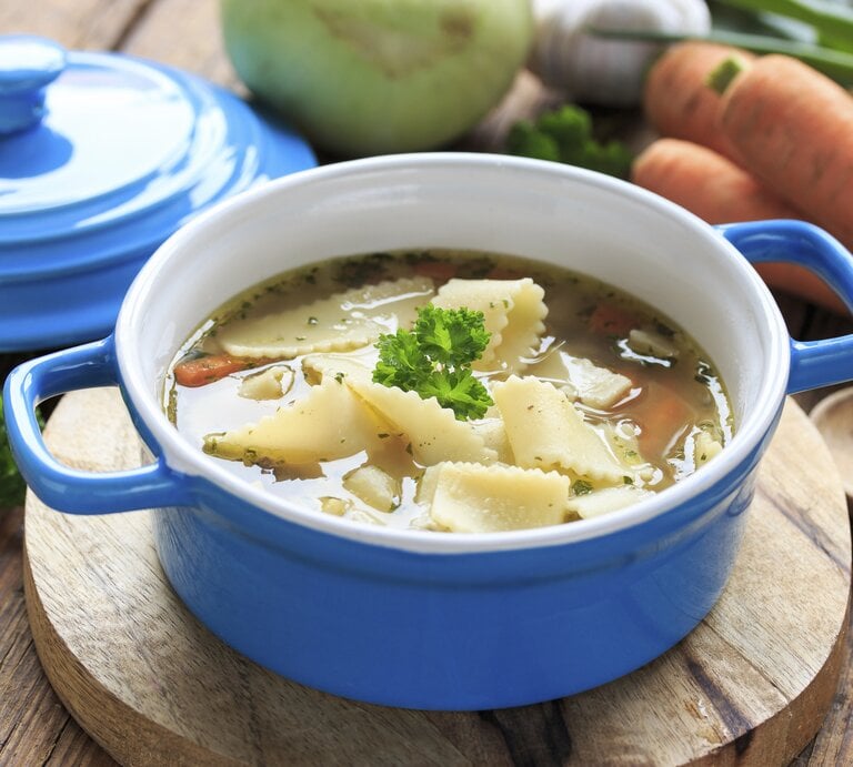 250 ml Nudelsuppe hat 65 kcal. | © iStock/juefraphoto