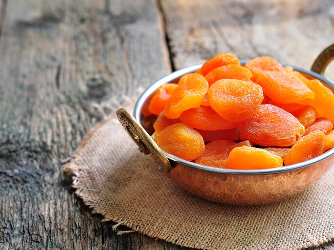 100 ml Buttermilch gemischt mit 25 g kleingeschnittenen Aprikosen haben 95 kcal und sind ein leckerer Snack. | © iStock/Tetiana_Chudovska