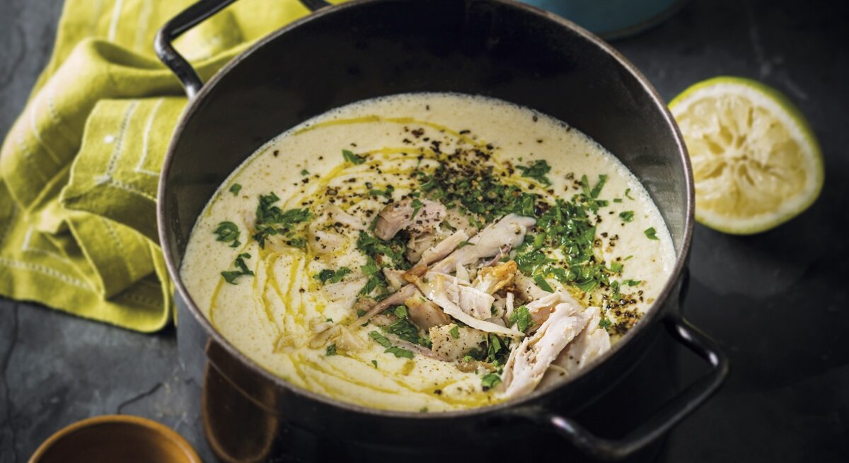 Griechische Hühnersuppe mit Zitrone und Reis in einem Topf/ Draufsicht, schräg