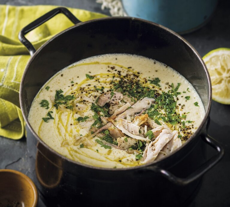 Griechische Hühnersuppe mit Zitrone und Reis in einem Topf/ Draufsicht, schräg | © StockFood / Great Stock!