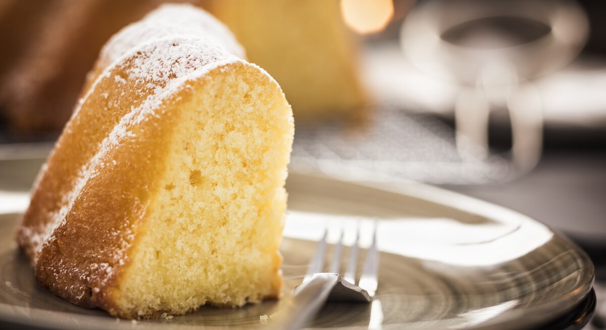 Angeschnittener Sandkuchen mit Puderzucker. 