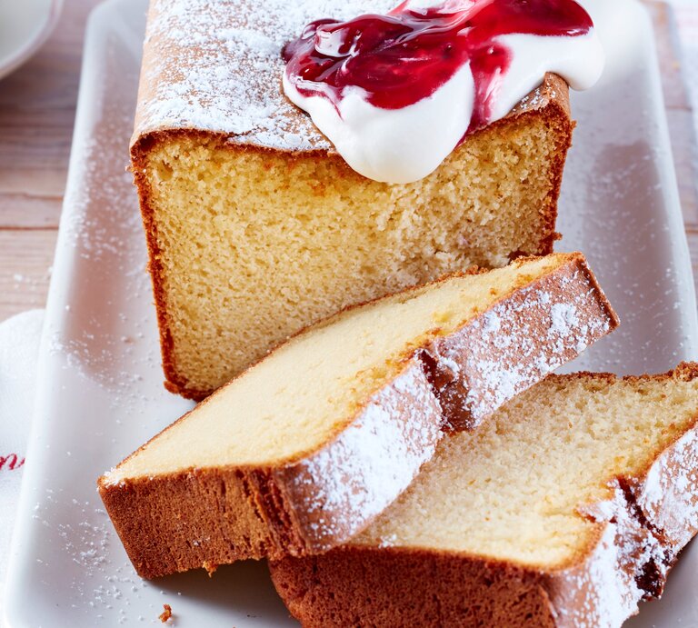 Marzipan-Kuchen mit Schlagsahne und roter Grütze. | © Eat Club; Isabell Triemer